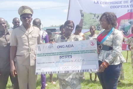 Présentation de la FEFAB : l’Ong AIDA remet un chèque de 1million FCFA
