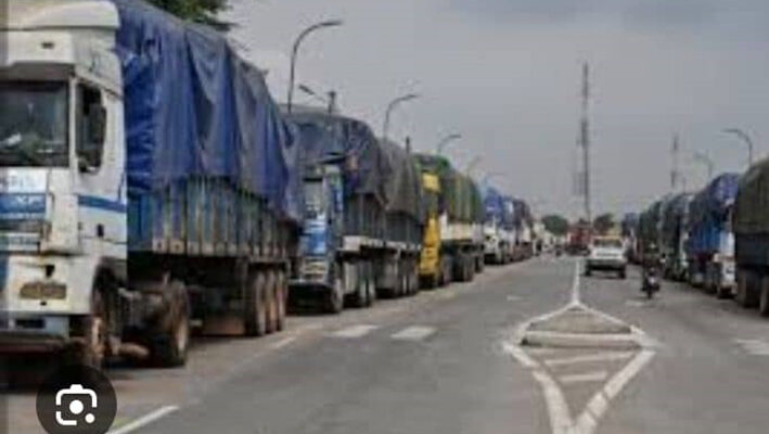 Des milliers de camions attendaient d'être déchargés.